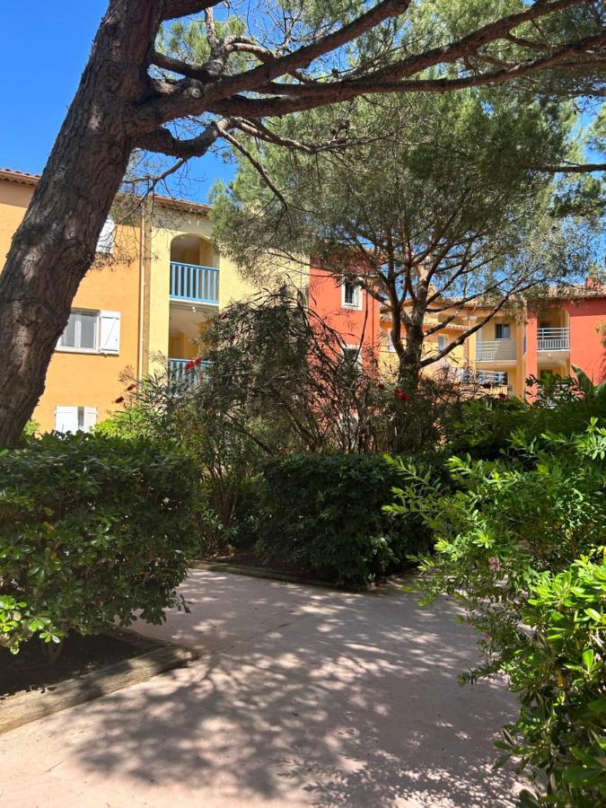 Entre Mer Et Piscine Hyeres Bagian luar foto